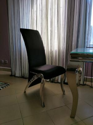 Чёрный стул с велюровой оббивкой